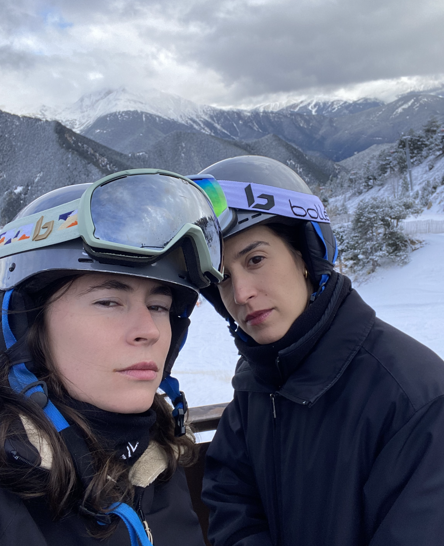 green garden with ponds and fountains
